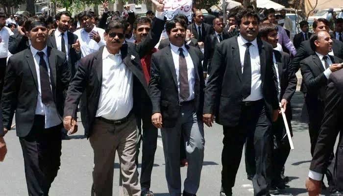 زیارت ،دہشت گرد حملے میں شہید پولیس اہلکاروں سے اظہارِ یکجہتی کےلئے بلوچستان بار کونسل ،کوئٹہ بار ایسوسی ایشن کے زیر اہتمام وکلاءکی احتجاجی ریلی نکالی