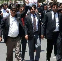 زیارت ،دہشت گرد حملے میں شہید پولیس اہلکاروں سے اظہارِ یکجہتی کےلئے بلوچستان بار کونسل ،کوئٹہ بار ایسوسی ایشن کے زیر اہتمام وکلاءکی احتجاجی ریلی نکالی
